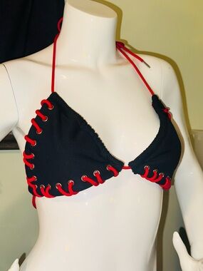 👑 Size Medium Rave SHEIN Black Bikini Top with Red Lace-Up Detail